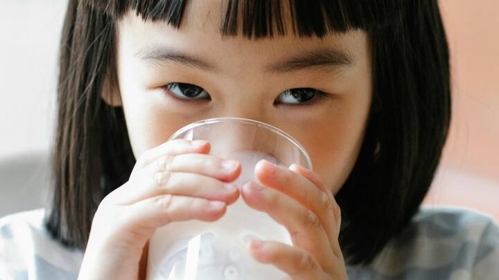 Drinking Milk : दूध प्यायल्याने तुमचे अनेक गंभीर आजारांपासून संरक्षण होईल,म्हणूनच लोक अनेकदा त्यांच्या आहारात दुधाचा समावेश करतात.