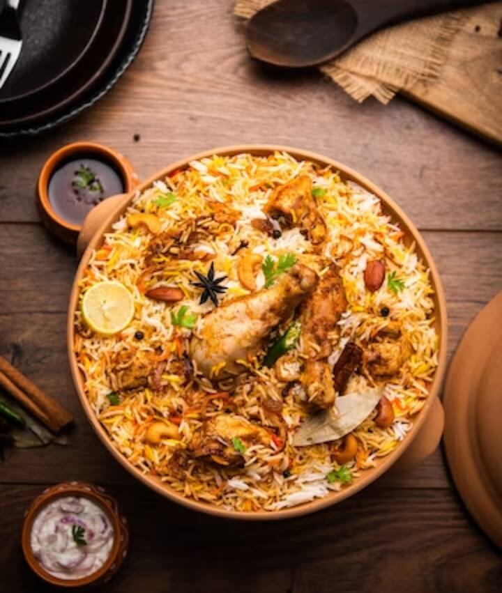खाना पकाने से पहले चावल को भिगोकर 15-20 मिनट तक पकाएं, चावल नरम होने चाहिए. लेकिन पूरी तरह से पके हुए नहीं होने चाहिए. 1 चम्मच इलायची, एक लौंग का पत्ता और एक दालचीनी की छड़ी जैसे मसाले अवश्य डालें.