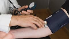 High BP Symptoms: अचानक ब्लड प्रेशर बढ़ जाए तो आपको करना है ये काम, मिनटों में होगा कंट्रोल