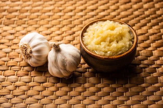 लहसुन खाने से ब्लड सर्कुलेशन बेहतर होता है, इससे ब्लड प्रेशर कंट्रोल करने में मदद मिलती है. लहसुन में मौजूद एंटी-इंफ्लेमेट्री गुण शरीर के लिए कई तरह से फायदेमंद होते हैं और हाई बीपी को कंट्रोल करते हैं.