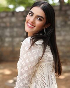 Kavya Thapar: వైట్ డ్రెస్ లో కావ్య థాపర్- అందాలతో కవ్వింత