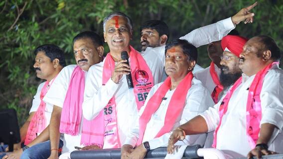 In Pics: కేసీఆర్ చెడ్డీ ఊడగొడతవా, నువ్వు చెడ్డీ గ్యాంగ్తో తిరిగావా రేవంత్ - హరీశ్ రావు In Pics: కేసీఆర్ చెడ్డీ ఊడగొడతవా, నువ్వు చెడ్డీ గ్యాంగ్తో తిరిగావా రేవంత్ - హరీశ్ రావు
