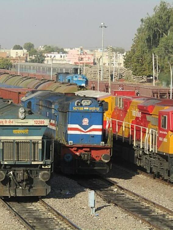 कब खींच सकते हैं ट्रेन की चेन?