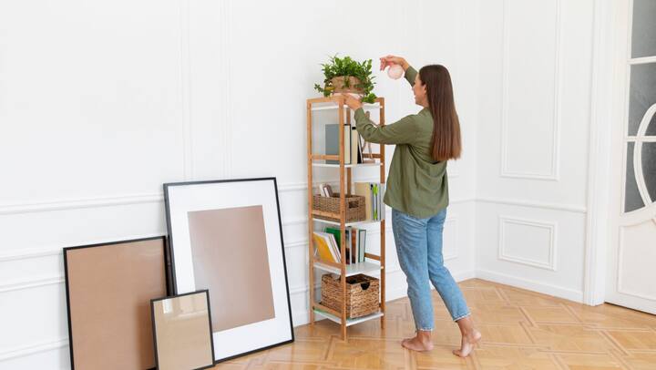 बड़े शीशे लगाएं: बड़े दर्पण या शीशे लगाने से कमरे में प्रकाश की मात्रा बढ़ती है और यह जगह को और बड़ा दिखाने में मदद करता है.