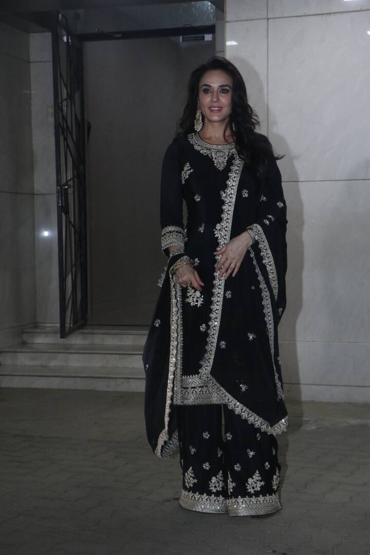 इस दौरान प्रीति जिंटा ने सारी लाइमलाइट बटोर ली. एक्ट्रेस ब्लैक एंड व्हाइट कलर के एथनिक आउटफिट में बला की खूबसूरत लग रह थीं.