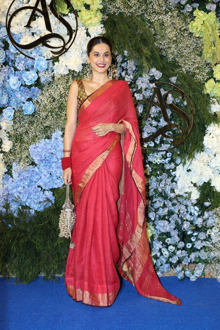 शादी के बाद पहली बार नई दुल्हन की तरह सजी धजी दिखीं तापसी की ये फोटो सोशल मीडिया पर खूब वायरल हो रही हैं.