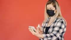 మీరు మీ మొబైల్ ఫోన్‌ను ఇలా క్లీన్ చేస్తున్నారా? మీ విధానం చాలా తప్పు, ఇలా చేయడమే కరెక్ట్!