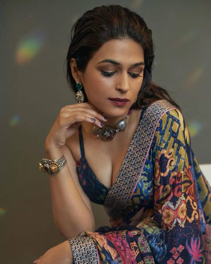 શ્રદ્ધા દાસનો સાડીમાં ખૂબ જ હોટ અંદાજ જોવા મળી રહ્યો છે.