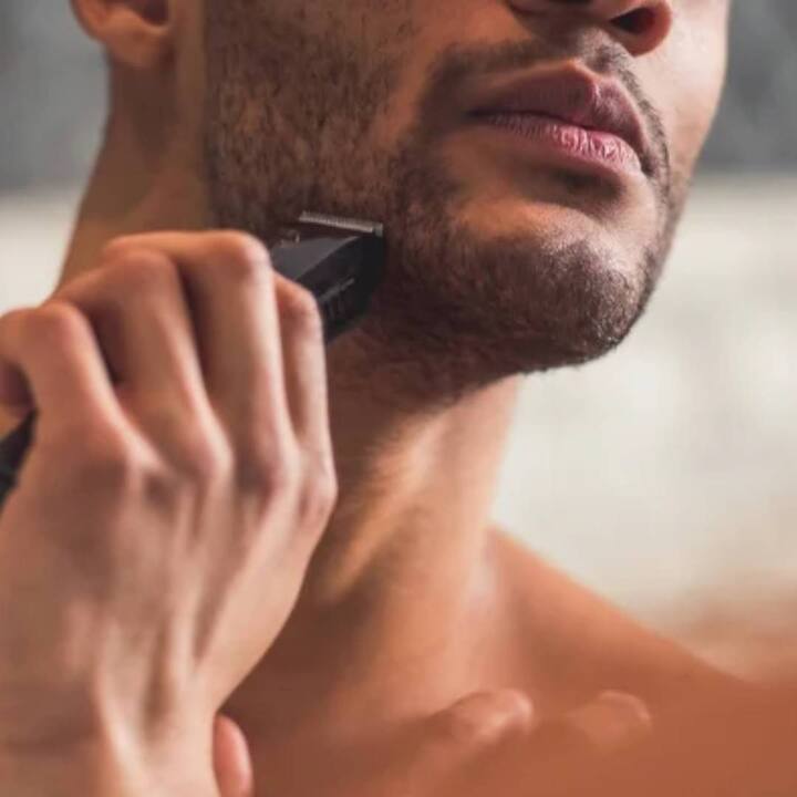 ਉਦਾਹਰਨ ਲਈ, ਜ਼ਿਆਦਾਤਰ ਪੁਰਸ਼ ਨਿਯਮਿਤ ਤੌਰ 'ਤੇ ਸ਼ੇਵ ਕਰਦੇ ਹਨ। ਸ਼ੇਵ ਕਰਨ ਤੋਂ ਬਾਅਦ ਰੇਜ਼ਰ ਨੂੰ ਉਸ ਦੀ ਨਿਰਧਾਰਤ ਜਗ੍ਹਾ 'ਤੇ ਰੱਖ ਦਿੰਦੇ ਹਨ। ਪਰ ਕਈ ਲੋਕ ਰੇਜ਼ਰ ਨੂੰ ਬਾਥਰੂਮ ਵਿਚ ਬੁਰਸ਼ ਫੋਲਡਰ ਵਿਚ ਜਾਂ ਵਾਸ਼ ਬੇਸਿਨ ਦੇ ਕੋਲ ਫੋਲਡਰ ਵਿਚ ਰੱਖਦੇ ਹਨ। ਜੇਕਰ ਤੁਸੀਂ ਵੀ ਅਜਿਹਾ ਕਰਦੇ ਹੋ ਤਾਂ ਅਜਿਹਾ ਕਰਨ ਨਾਲ ਤੁਸੀਂ ਖੁਦ ਕਈ ਬਿਮਾਰੀਆਂ ਨੂੰ ਸੱਦਾ ਦੇ ਰਹੇ ਹੋ।