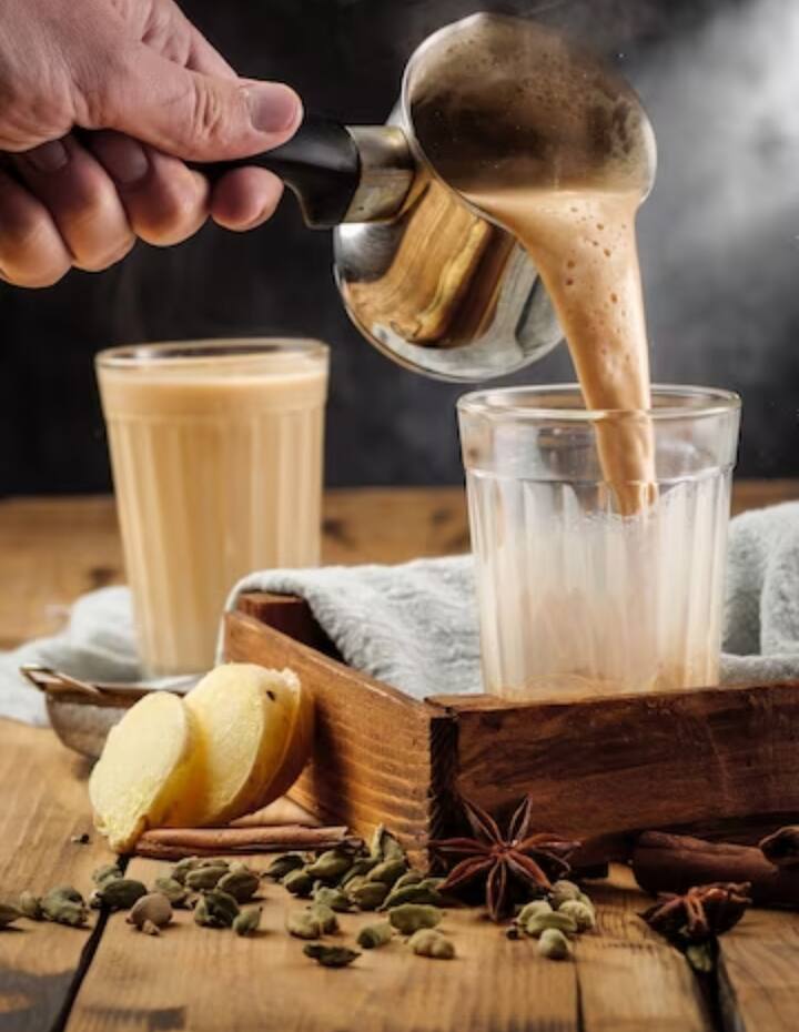 सुबह और शाम के वक्त मुख्य रूप से बनने वाली चाय भारतीय रसोई की पर्याय बन चुकी है. इसके बिना ना तो दिन की शुरुआत होती है और ना ही शाम ढलती है. ऐसे में स्नैक्स के बिना चाय का स्वाद अधूरा सा ही लगता है. लेकिन क्या आप जानते हैं कि कुछ फूड आइटम्स ऐसे हैं, जिन्हें चाय के साथ बिल्कुल नहीं खाई जानी चाहिए? आइये जानते हैं.