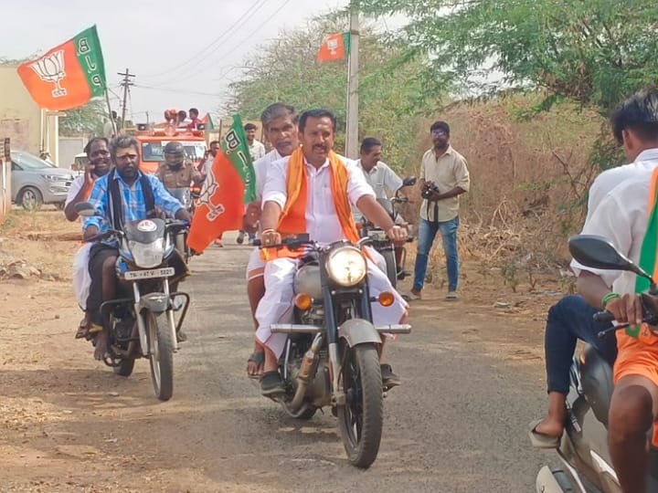 கரூர் பாஜக வேட்பாளர் டிராக்டர் ஓட்டி விவசாயிகளிடம் வாக்கு சேகரிப்பு