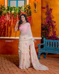 Shobha Shetty Photos: చీరలో శోభా శెట్టి సోయగం - అందాల ఆరబోతతో కవ్విస్తున్న బిగ్‌బాస్‌ బ్యూటీ