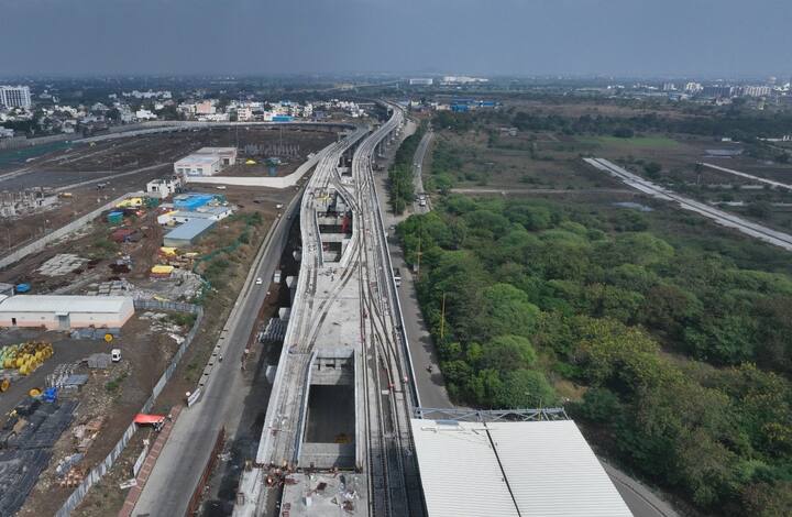 सबसे बड़ी चुनौती सुपर कॉरिडोर ब्रिज और एमआर 10 ब्रिज पर रेलवे पटरी के ऊपरी हिस्से पर ट्रैक बिछाने की है. इसके लिए रेल विभाग से अनुमति लेनी होगी. अभी बड़ोदरा से नई पटरियां भी नहीं आई हैं.