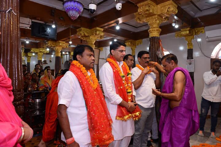 प्रदेश अध्यक्ष दीपक बैज ने कहा कि सचिन पायलट के साथ चैत्र नवरात्रि के पावन अवसर पर मां दंतेश्वरी देवी की दर्शन कर पूजा-अर्चना की. और समस्त देश एवं प्रदेशवासियों की ख़ुशहाली की कामना कर देवी मां का आशीर्वाद प्राप्त किया.