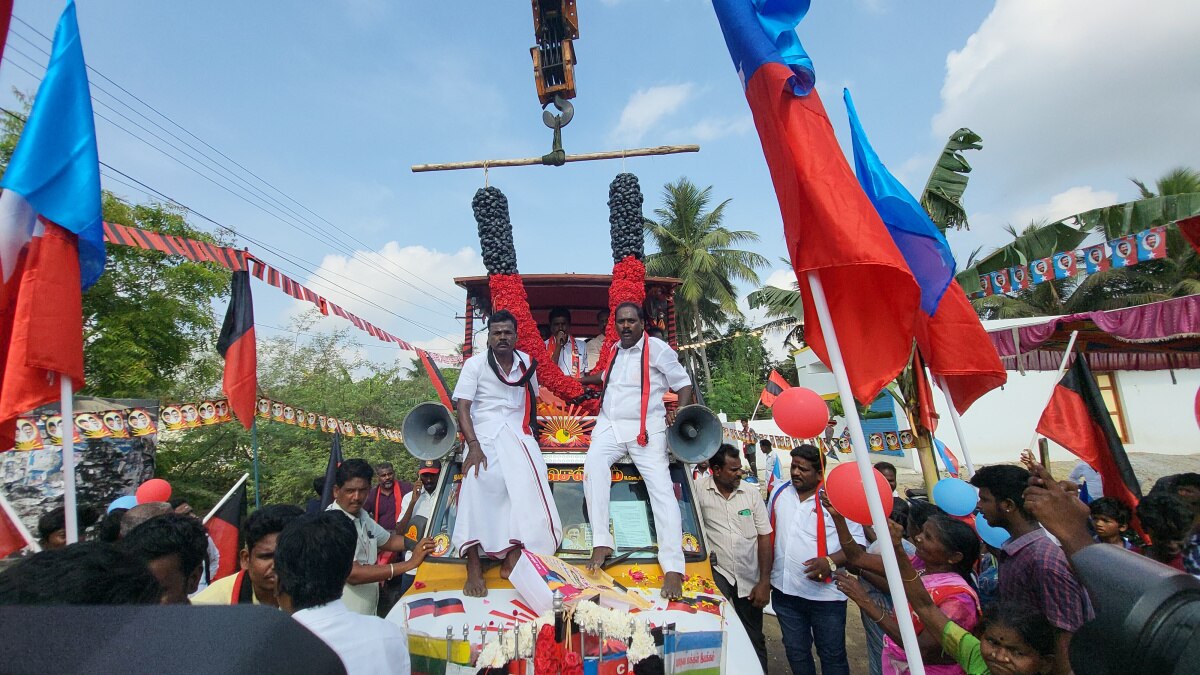 அனல் பறக்கும் பிரச்சாரம்..! திமுக கொடி கலரில் பிரமாண்ட மாலை; வேட்பாளருக்கு உற்சாக வரவேற்பு..!