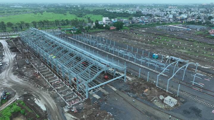 विधानसभा चुनाव के बाद मेट्रो का काम गति नहीं पकड़ पा रहा है. गांधी नगर से रेडिसन चौराहे तक आठ मेट्रो स्टेशन बनने हैं, लेकिन अभी तक एक ही स्टेशन पूरी तरह तैयार हो पाया है.