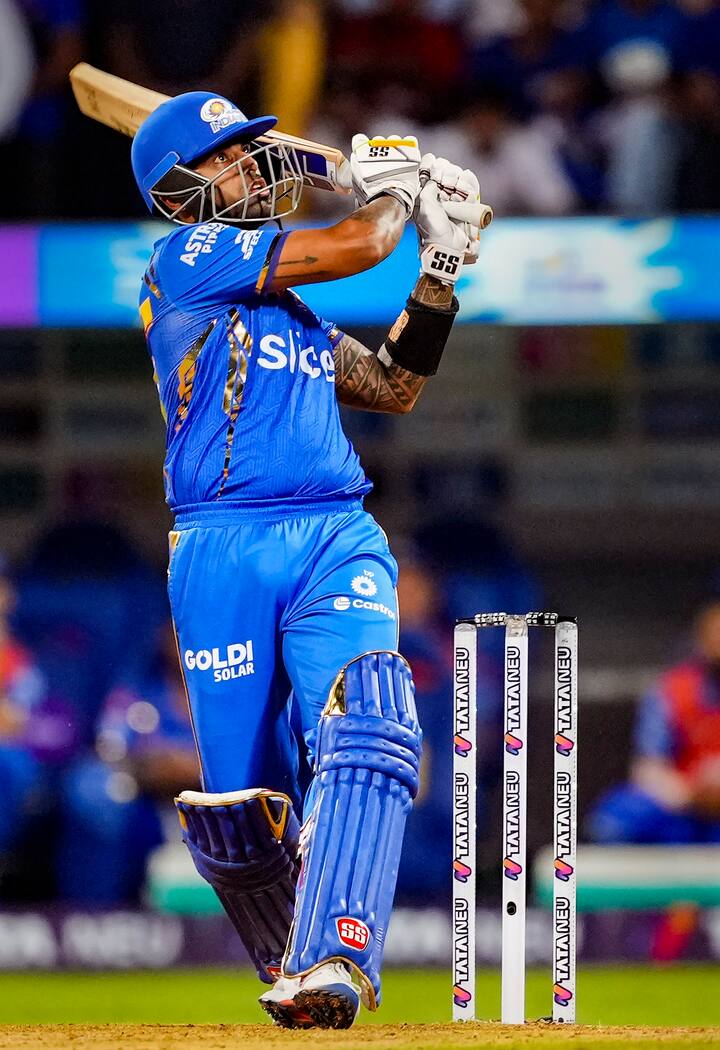 सूर्यकुमार यादव: बीते कुछ वक़्त से मुंबई इंडियंस के लिए खेल रहे सूर्यकुमार यादव ताबड़तोड़ बैटिंग के साथ-साथ अतरंगी शॉट्स लगाने के लिए भी जाने जाते हैं. सूर्या ने आईपीएल में 2130 गेंदों में 3000 रन बनाने का कारनामा किया था.