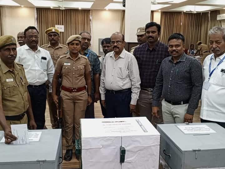 கரூரில் தபால் வாக்கு மூலம் ஜனநாயக கடமையை ஆற்றிய காவல்துறையினர் Lok Sabha Election 2024 Karur the police did their democratic duty through postal voting - TNN கரூரில் தபால் வாக்கு மூலம் ஜனநாயக கடமையை ஆற்றிய காவல்துறையினர்