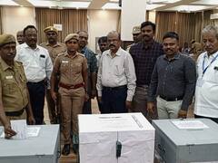 கரூரில்  தபால் வாக்கு மூலம் ஜனநாயக கடமையை ஆற்றிய காவல்துறையினர்