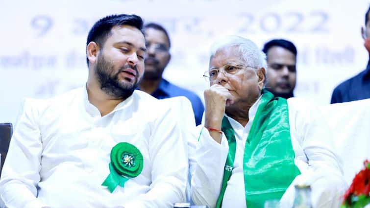 Bihar Lok Sabha elections many Muslim and Yadav leaders are angry with Tejashwi Yadav and Lalu Yadav party RJD Tejashwi Yadav Party: आरजेडी का 'MY' समीकरण डैमेज! मुस्लिम और यादव नेताओं के हुए बगावती सुर