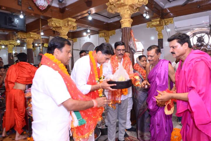मंदिर में पूजा अर्चना के दौरान कांग्रेस नेता पूरे भक्ति भाव में नजर आए, उन्होंने माता से लोकसभा चुनाव में जीत के लिए आशीर्वाद लिया.