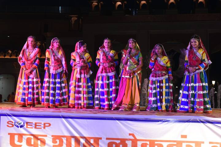 विभिन्न संस्थाओं की ओर से लोक कलाओं पर आधारित प्रस्तुति दी गई. कार्यक्रम में वीणा, चंबल माता आरती, कठपुतली नृत्य के माध्यम से मतदान करने का संदेश दिया. साथ ही किन्नर मंगलमुखी नैना देवी समूह द्वारा मतदान अवश्य करने का का संदेश दिया गया.