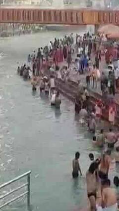 ABP Shorts | बैसाखी पर्व के अवसर पर हर की पौड़ी पर श्रद्धालुओं का पावन स्नान | Abpnewsshorts