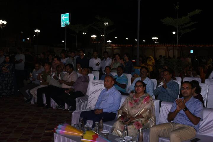 कोटा लगातार मतदान का प्रतिशत बढ़ाने में अव्वल रहा है, विधानसभा चुनाव में भी कोटा प्रदेश में अव्वल रहा था. संभागीय आयुक्त उर्मिला राजोरिया, जिला निर्वाचन अधिकारी डॉ रविंद्र गोस्वामी ने मतदाता शपथ दिलवाई साथ ही लोगों का आह्वान किया कि वह अपने मताधिकार का प्रयोग करें.