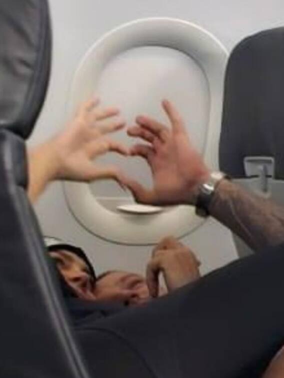 फ्लाइट में चार घंटे तक चिपककर लेटा रहा कपल, तस्वीरें वायरल