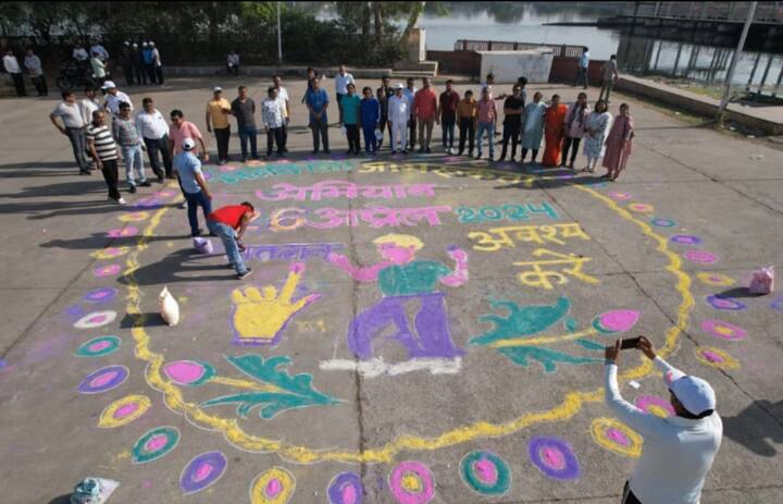 इसके साथ ही निर्वाचन विभाग द्वारा घोषित जिला आइकन दिव्यांग क्रिकेटर नरेंद्र शर्मा एवं प्रधानमंत्री बाल शक्ति पुरस्कार विजेता आर्यन सिंह ने मतदाताओं से अपील की कि 26 अप्रैल को मतदान अवश्य करें.