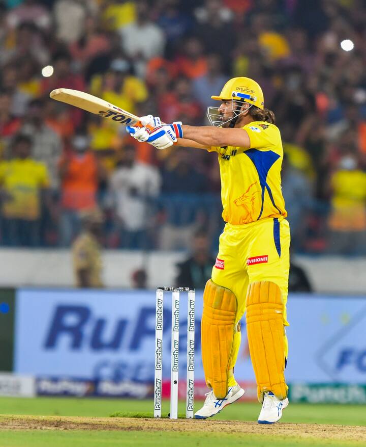 एमएस धोनी: चेन्नई सुपर किंग्स के पूर्व कप्तान महेंद्र सिंह धोनी ने आईपीएल में खेलते हुए 2152 गेंदों में 3000 रनों का आंकड़ा छुआ था. धोनी इस सीज़न टूर्नामेंट में बतौर विकेटकीपर बल्लेबाज़ खेल रहे हैं.