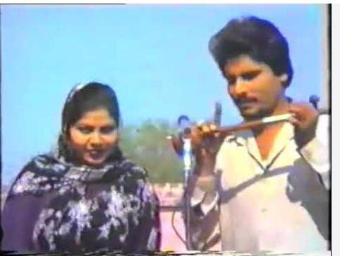 ਫਿਰ ਕੁਝ ਲੋਕਾਂ ਨੇ ਸਾਡੇ 'ਤੇ ਗੋਲੀਆਂ ਚਲਾਉਣੀਆਂ ਸ਼ੁਰੂ ਕਰ ਦਿੱਤੀਆਂ। ਉਸ ਸਮੇਂ ਕਾਰ ਵਿਚ ਸਿਰਫ਼ ਮੈਂ, ਚਮਕੀਲਾ ਅਤੇ ਅਮਰਜੋਤ ਹੀ ਸੀ। ਉਦੋਂ ਇੱਕ ਨਕਾਬਪੋਸ਼ ਹਮਲਾਵਰ ਆਇਆ ਅਤੇ ਆਪਣੀ ਮਸ਼ੀਨ ਗੰਨ ਨਾਲ ਅਮਰਜੋਤ 'ਤੇ ਗੋਲੀਆਂ ਚਲਾਉਣੀਆਂ ਸ਼ੁਰੂ ਕਰ ਦਿੱਤੀਆਂ।