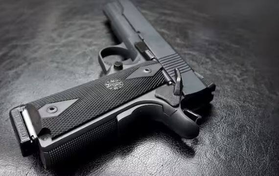 ਹਾਲਾਂਕਿ ਅਸੀਂ ਜਿਸ ਬੰਦੂਕ ਦੀ ਗੱਲ ਕਰ ਰਹੇ ਹਾਂ, ਉਸ ਦੀ ਕੀਮਤ ਵੀ ਘੱਟ ਹੈ ਅਤੇ ਹਰ ਭਾਰਤੀ ਇਸ ਨੂੰ ਆਪਣੇ ਕੋਲ ਰੱਖ ਸਕਦਾ ਹੈ। ਸਭ ਤੋਂ ਵੱਡੀ ਗੱਲ ਇਹ ਹੈ ਕਿ ਇਸ ਬੰਦੂਕ ਨੂੰ ਭਾਰਤੀ ਆਰਡੀਨੈਂਸ ਫੈਕਟਰੀ ਨੇ ਬਣਾਇਆ ਹੈ।