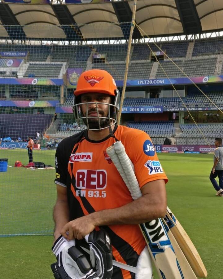 यूसुफ पठान: अपनी ताबड़तोड़ बैटिंग के लिए मशहूर यूसुफ पठान ने आईपीएल में खेलते हुए 2082 गेंदों में 3000 रनों का आंकड़ा छुआ था. पंत से पहले सबसे आईपीएल में सबसे तेज़ 300 रन बनाने वाले भारतीय बल्लेबाज़ यूसुफ पठान ही थे.