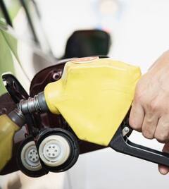 Petrol Diesel Delivery: ਸਫਰ ਦੌਰਾਨ ਬਾਈਕ ਜਾਂ ਕਾਰ ਦਾ ਤੇਲ ਹੋ ਗਿਆ ਖਤਮ ਤਾਂ ਚਿੰਤਾ ਕਰਨ ਦੀ ਬਜਾਏ ਕਰੋ ਇਹ ਕੰਮ, ਤੁਰੰਤ ਪਹੁੰਚ ਜਾਏਗਾ ਪੈਟਰੋਲ