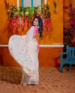 Shobha Shetty Photos: చీరలో శోభా శెట్టి సోయగం - అందాల ఆరబోతతో కవ్విస్తున్న బిగ్‌బాస్‌ బ్యూటీ