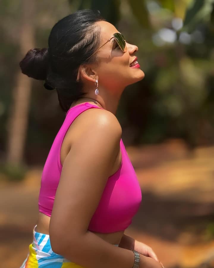 या फोटोंमधील अभिनेत्रीच्या हॉटनेसने चाहत्यांना वेड लावलं आहे. विशेष म्हणजे चाहत्यांचा रोष नको म्हणून अभिनेत्रीने कमेंट्सदेखील ब्लॉक केल्या आहेत.