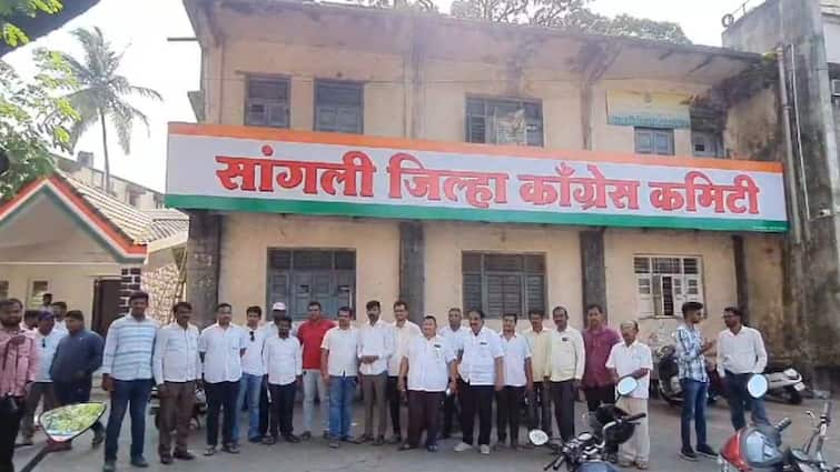 Sangli Loksbha Angry workers erased the name of Congress, Vishal Patil re-flashed the board, important instructions to the workers Maharashtra Politics Marathi News Sangli Loksbha : संतप्त कार्यकर्त्यांनी काँग्रेसच नाव पुसलं, विशाल पाटलांनी फलक पुन्हा चमकवला, कार्यकर्त्यांना महत्त्वाच्या सूचना