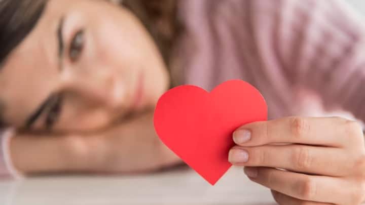 अपने कमरे में अपने पसंदीदा लेखक, व्यक्ति, नेता या अपने माता-पिता के प्रेरणदायक पोस्टर लगाएं. इससे आपको निराशा के पल में ऊर्जा मिलेगी.
