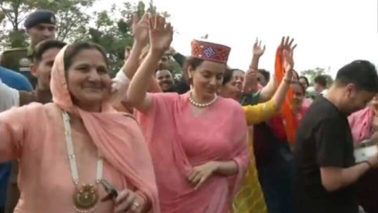 Kangana Ranaut Dances with people in Mandi Jogindernagar Himachal Lok Sabha Elections Watch: मंडी लोकसभा सीट से BJP उम्मीदवार कंगना रनौत का नया अंदाज, लोगों के साथ लगाए ठुमके