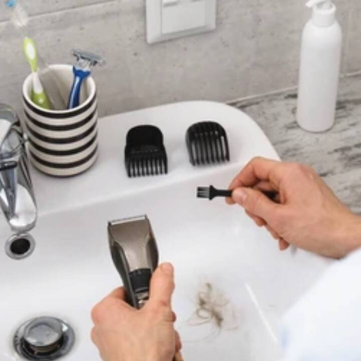 ਦਰਅਸਲ, ਜਦੋਂ ਤੁਸੀਂ ਰੇਜ਼ਰ ਨੂੰ ਬਾਥਰੂਮ ਵਿੱਚ ਰੱਖਦੇ ਹੋ ਜਾਂ ਟੂਥਬਰਸ਼ ਰੇਜ਼ਰ ਰੱਖਦੇ ਹੋ, ਤਾਂ ਪਾਣੀ ਦੇ ਛਿੱਟੇ ਰੇਜ਼ਰ ਵਿੱਚ ਜਾਂਦੇ ਰਹਿਣਗੇ। ਇਸ ਕਾਰਨ ਰੇਜ਼ਰ ਵੀ ਗਿੱਲਾ ਰਹੇਗਾ। ਜਿੱਥੇ ਜ਼ਿਆਦਾ ਨਮੀ ਹੁੰਦੀ ਹੈ, ਉੱਥੇ ਬੈਕਟੀਰੀਆ ਆਪਣਾ ਘਰ ਬਣਾਉਂਦੇ ਹਨ।