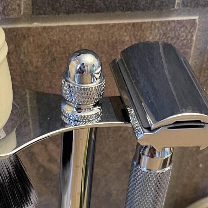 ਜਦੋਂ ਬੈਕਟੀਰੀਆ ਰੇਜ਼ਰ ਵਿੱਚ ਆ ਜਾਂਦਾ ਹੈ , ਤਾਂ ਇਹ ਸ਼ੇਵਿੰਗ ਕਰਦੇ ਸਮੇਂ ਤੁਹਾਡੀ ਚਮੜੀ ਵਿੱਚ ਦਾਖਲ ਹੋ ਸਕਦਾ ਹੈ ਅਤੇ ਕਈ ਬਿਮਾਰੀਆਂ ਨੂੰ ਜਨਮ ਦਿੰਦਾ ਹੈ। ਇਸ ਲਈ, ਰੇਜ਼ਰ ਨੂੰ ਕਦੇ ਵੀ ਪਾਣੀ ਵਿੱਚ ਜਾਂ ਪਾਣੀ ਦੇ ਸੰਪਰਕ ਵਿੱਚ ਹੋਣ ਵਾਲੀਆਂ ਥਾਵਾਂ 'ਤੇ ਨਾ ਰੱਖੋ।