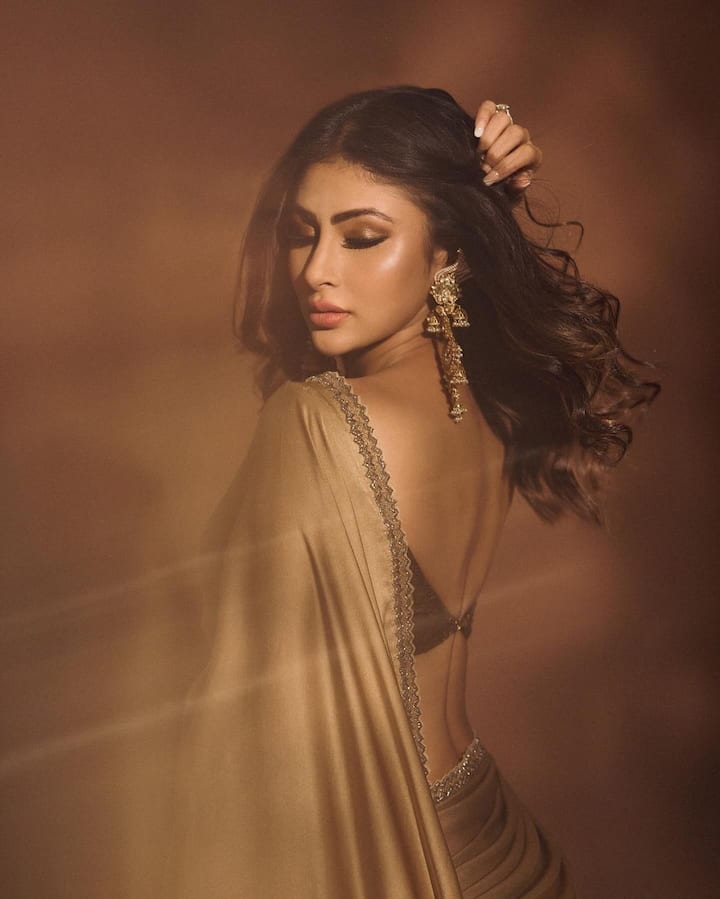 The actor let the pallu to fall elegantly from her shoulders.