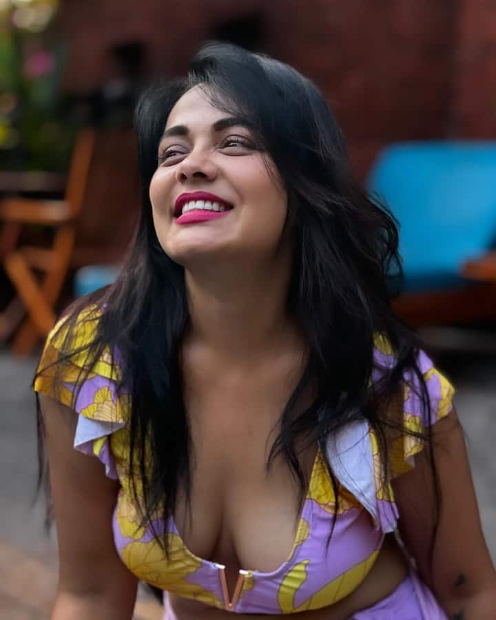 प्रार्थना बेहेरेने गोव्यातील आणखी काही फोटो शेअर केले आहेत. या फोटोंमधील मराठमोळ्या अभिनेत्रीचा लूक लक्षवेधी आहे. गुलाबी क्रॉप टॉप आणि कलरफुल स्कर्ट आणि गॉगल असा सिंपल पण आकर्षक लूक अभिनेत्रीने क्रिएट केला आहे.