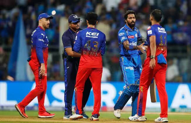 वानखेडे स्टेडियमवर गुरुवारी मुंबई इंडियन्सने रॉयल चॅलेंजर्स बंगळुरूचा पराभव केला. (फोटो क्रेडिट- आयपीएल)
