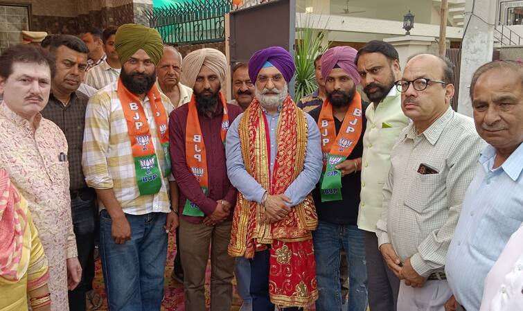 Young farmer from Majitha constituency joins BJP BJP : ਬਿਕਰਮ ਮਜੀਠੀਆ ਦੇ ਹਲਕੇ 'ਚ ਬੀਜੇਪੀ ਨੇ ਲਾਈ ਸੰਨ੍ਹ, ਤਰਨਜੀਤ ਸੰਧੂ ਦੀ ਹਾਜ਼ਰੀ 'ਚ ਕਿਸਾਨ ਭਾਜਪਾ 'ਚ ਹੋਏ ਸ਼ਾਮਲ