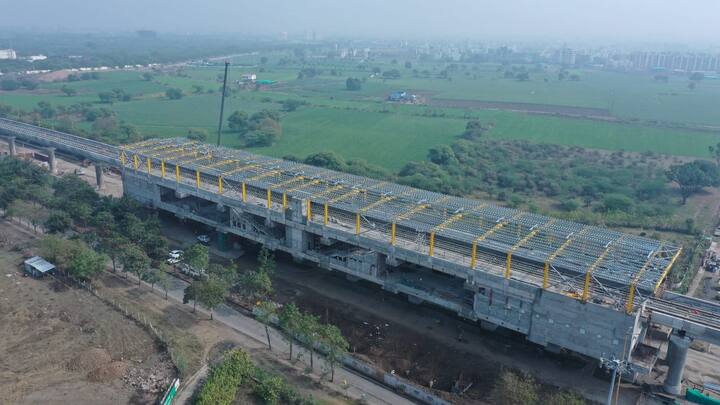 साल 2023 के सितंबर महीने में मेट्रो का ट्रायल रन को पूरा कर लिया गया. इसी के साथ इंदौर सहित औद्योगिक नगरी पीथमपुर और धार्मिक नगरी उज्जैन तक इसे चलाने की घोषणा भी हुई.