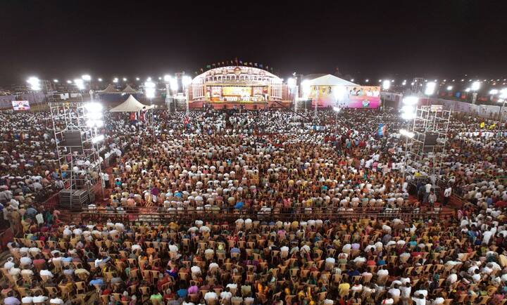 பொதுக்கூட்டத்திற்காக பிரமாண்ட மேடை அமைக்கப்பட்டு இருந்தது