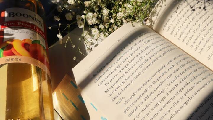 एक्सपर्ट्स के मुताबिक जब वाइन किसी दूसरे के ग्लास में डाली जाती है, तो अंगूठे को उस गड्ढे में रख लिया जाता है. वाइन की बोतलों के गड्ढे जितने गहरे होते हैं, उसमें वाइन उतनी कम होती है. इस तरह कई बार ग्राहकों को बेवकूफ भी बनाया जाता है.