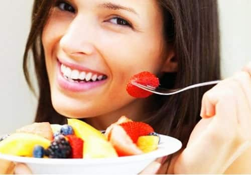 Fruits: મોટાભાગના લોકો એ વાતને લઈને મૂંઝવણમાં રહે છે કે, ફળ ખાવાનો યોગ્ય સમય કયો છે. ફળો ક્યારે ખાવા જોઈએ, જમ્યા પહેલા કે પછી ? તેથી, ચાલો  જાણીએ ફળ ખાવાની સાચી રીત